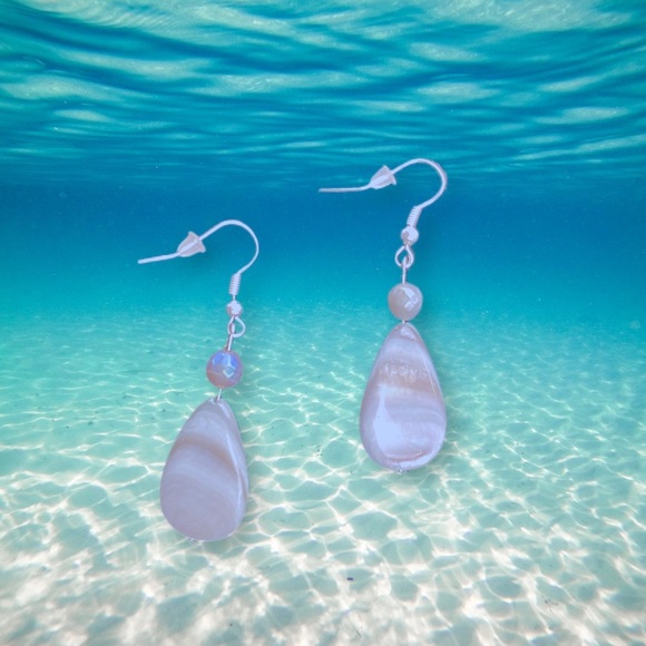 Beautiful shell earrings with labradorite beading detail - Picture 6 of 7